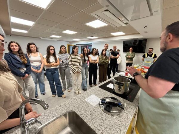 Asistentes en un showcooking de cocina saludable en la universidad