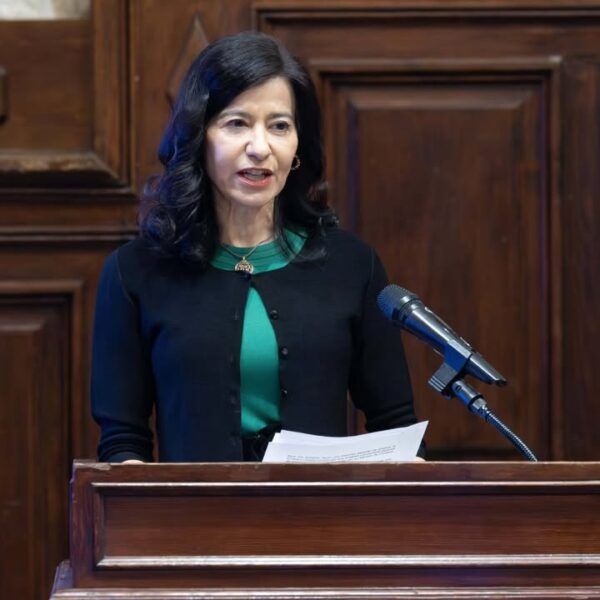 Susana Gómez Castro dando un discurso en la Real Academia de Medicina de Salamanca