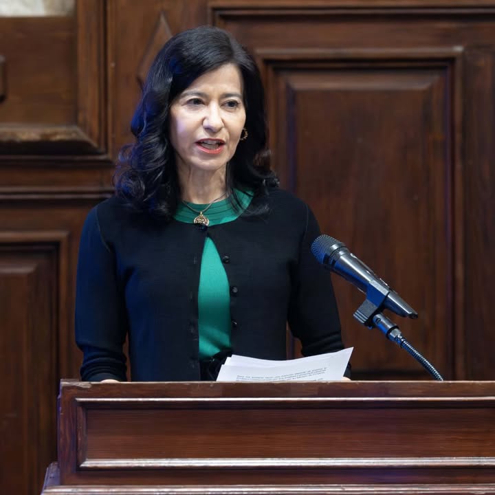 Susana Gómez Castro dando un discurso en la Real Academia de Medicina de Salamanca