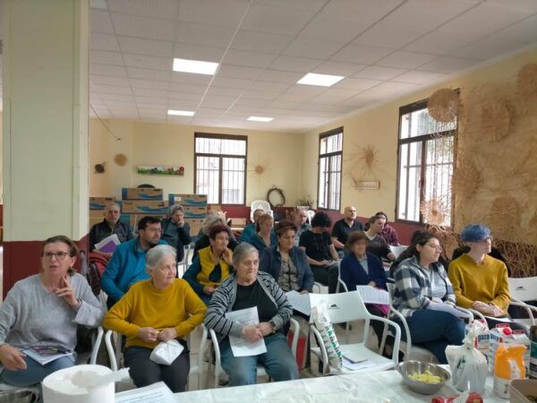 Grupo de personas participando en un taller de cocina micológica en Garcibuey