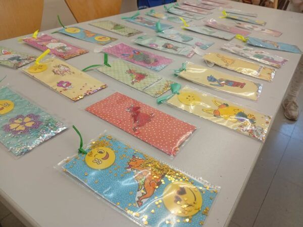 Puntos de libro coloridos elaborados por niños en un taller