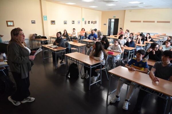 Jóvenes participando en un taller de escritura sobre leyendas locales