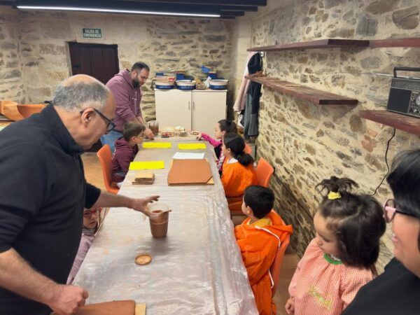 Niños participando en un taller de alfarería en Alba de Tormes