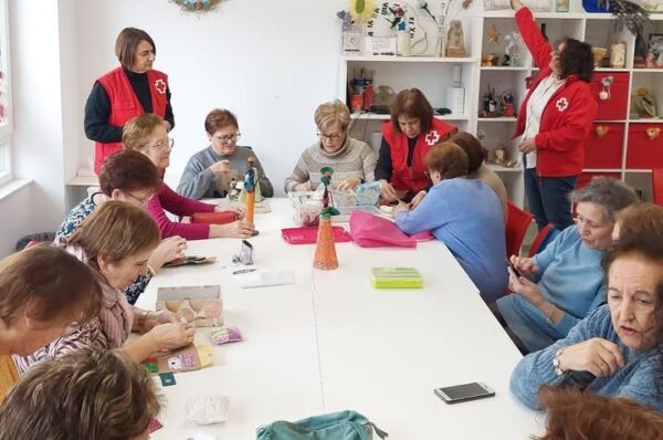 Grupo de mujeres mayores participando en un taller de manualidades