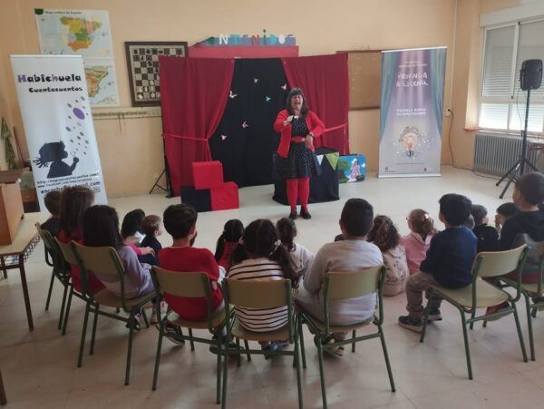 Niños disfrutando de una obra de teatro en Lumbrales
