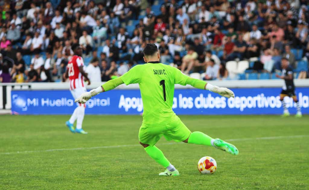 Portero del Unionistas CF en acción durante un partido de fútbol