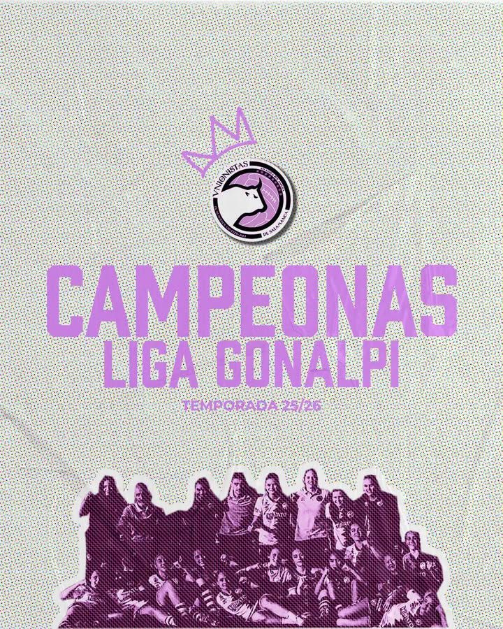 Equipo femenino de Unionistas celebrando su campeonato de liga
