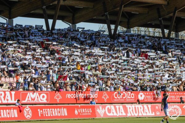 Aficionados del Unionistas de Salamanca en el estadio Reina Sofía con bufandas