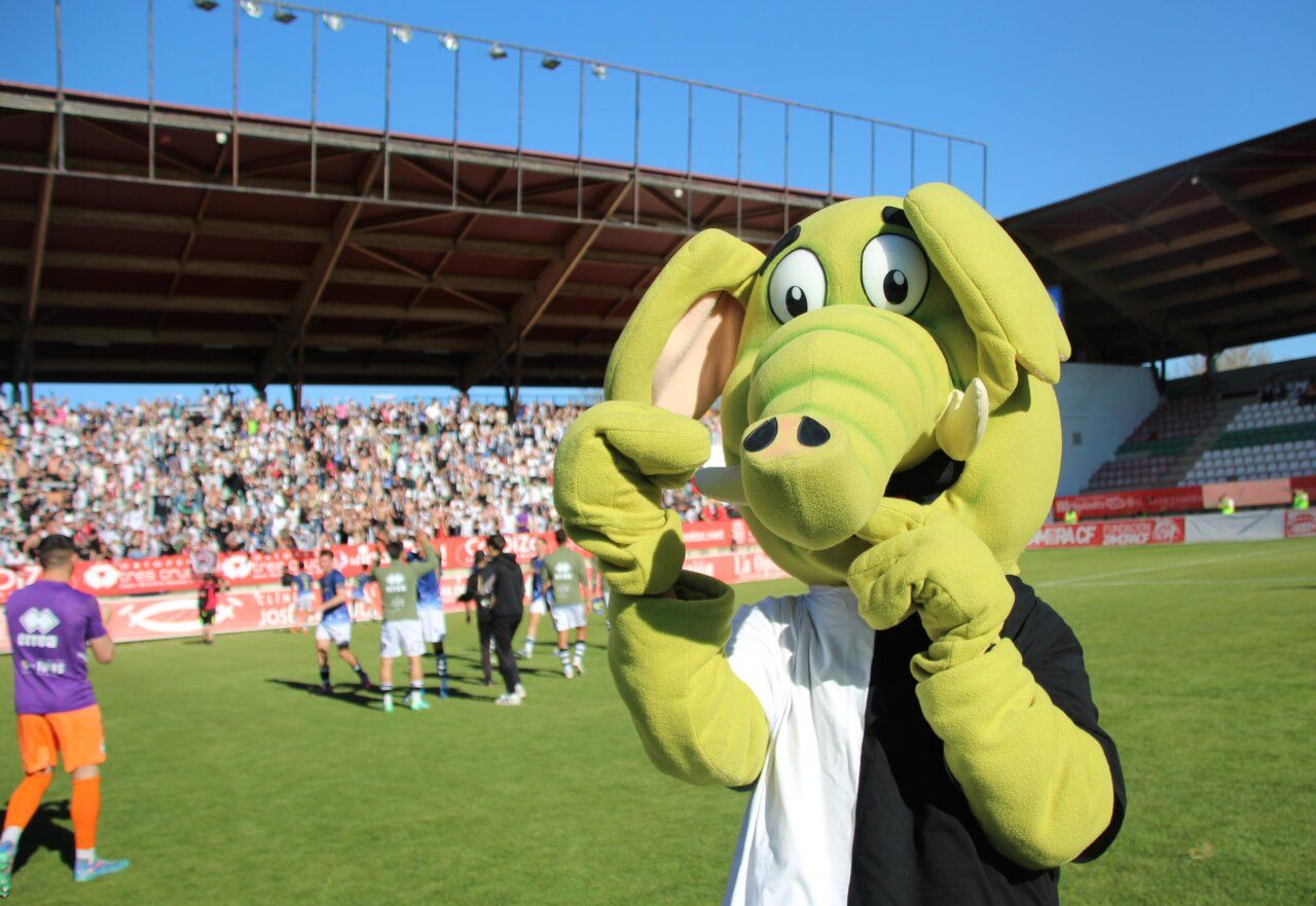 Mascota del equipo Unionistas CF en el estadio durante un partido