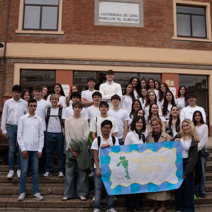 Grupo de estudiantes en la Universidad de León con cartel de Maestro Ávila