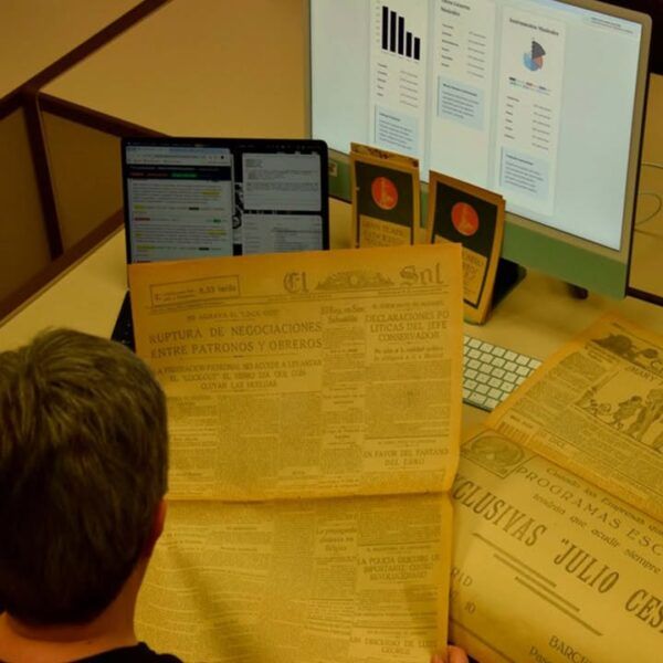 Investigador revisando periódicos antiguos en un entorno digital