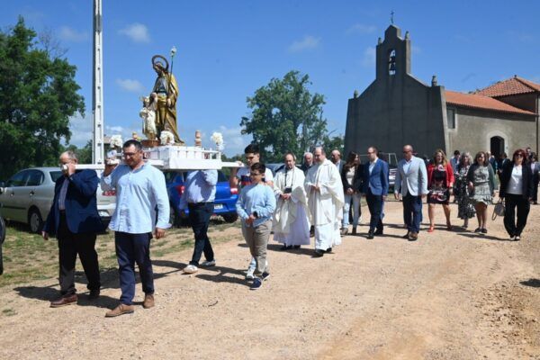 Procesión en Valdecarpinteros con la imagen de San José