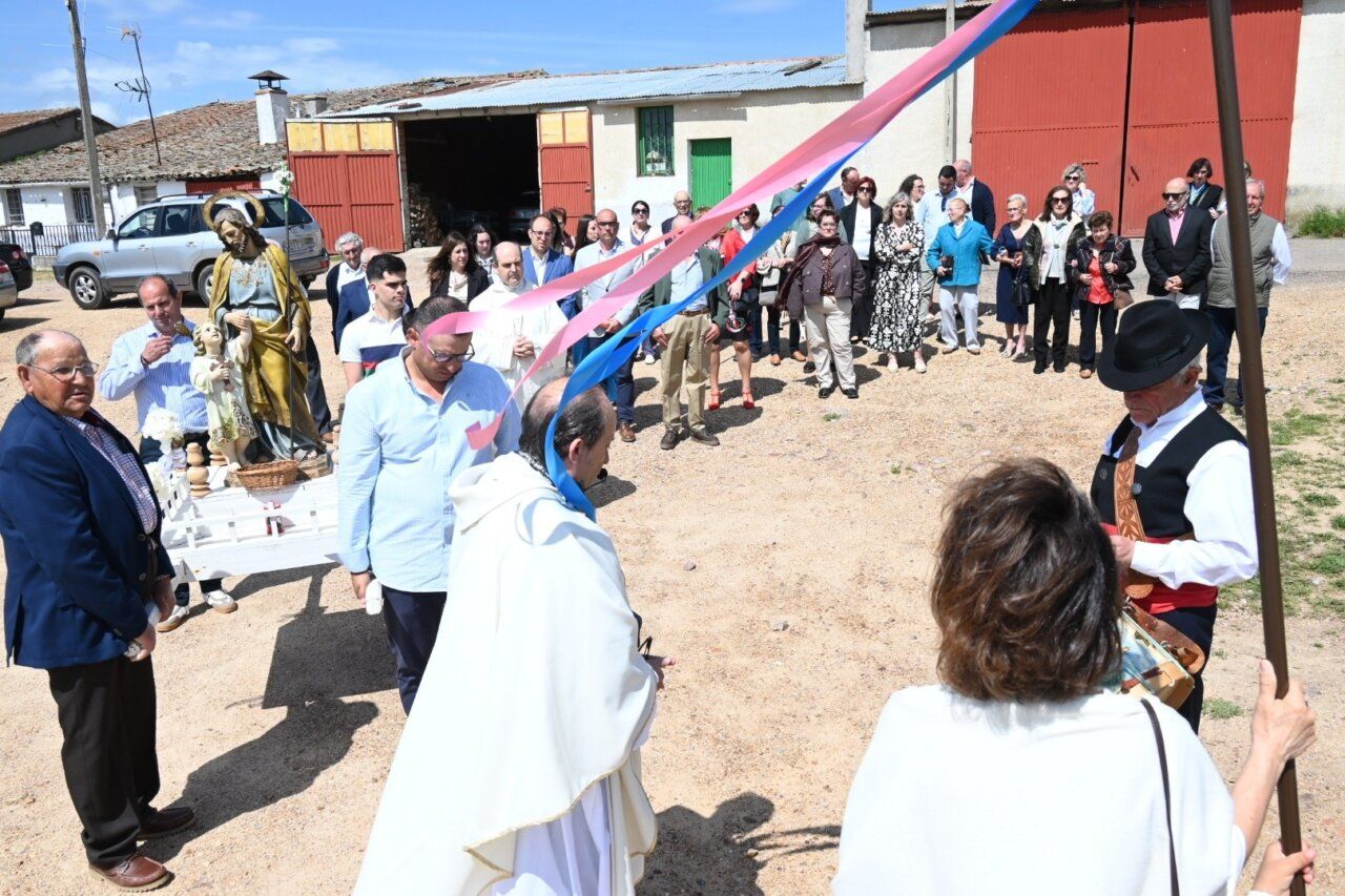Celebración del Patrocinio de San José en Valdecarpinteros con asistentes y decoración