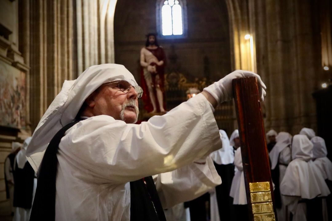 Participante de la procesión del Vía Crucis en Salamanca con vestimenta tradicional.