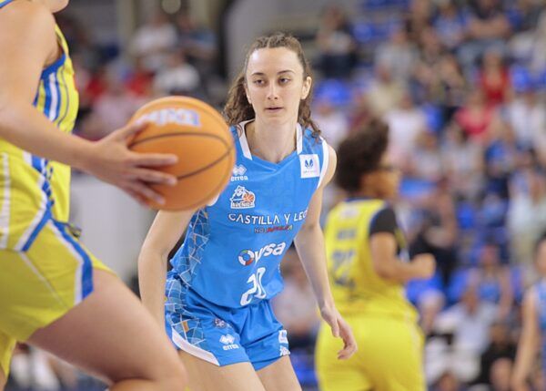 Jugadora de baloncesto del equipo Avenida en acción durante un partido
