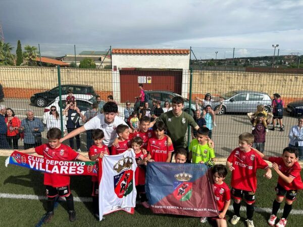 Niños del CD Villares de la Reina celebrando su victoria en el fútbol