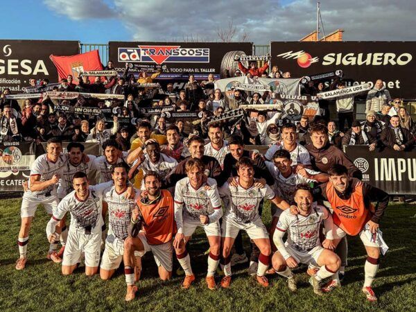 Jugadores del Salamanca UDS celebrando con aficionados tras un partido