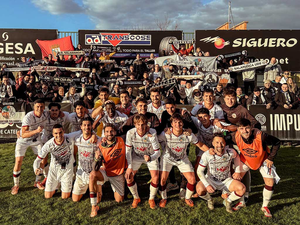 Jugadores del Salamanca UDS celebrando con aficionados tras un partido
