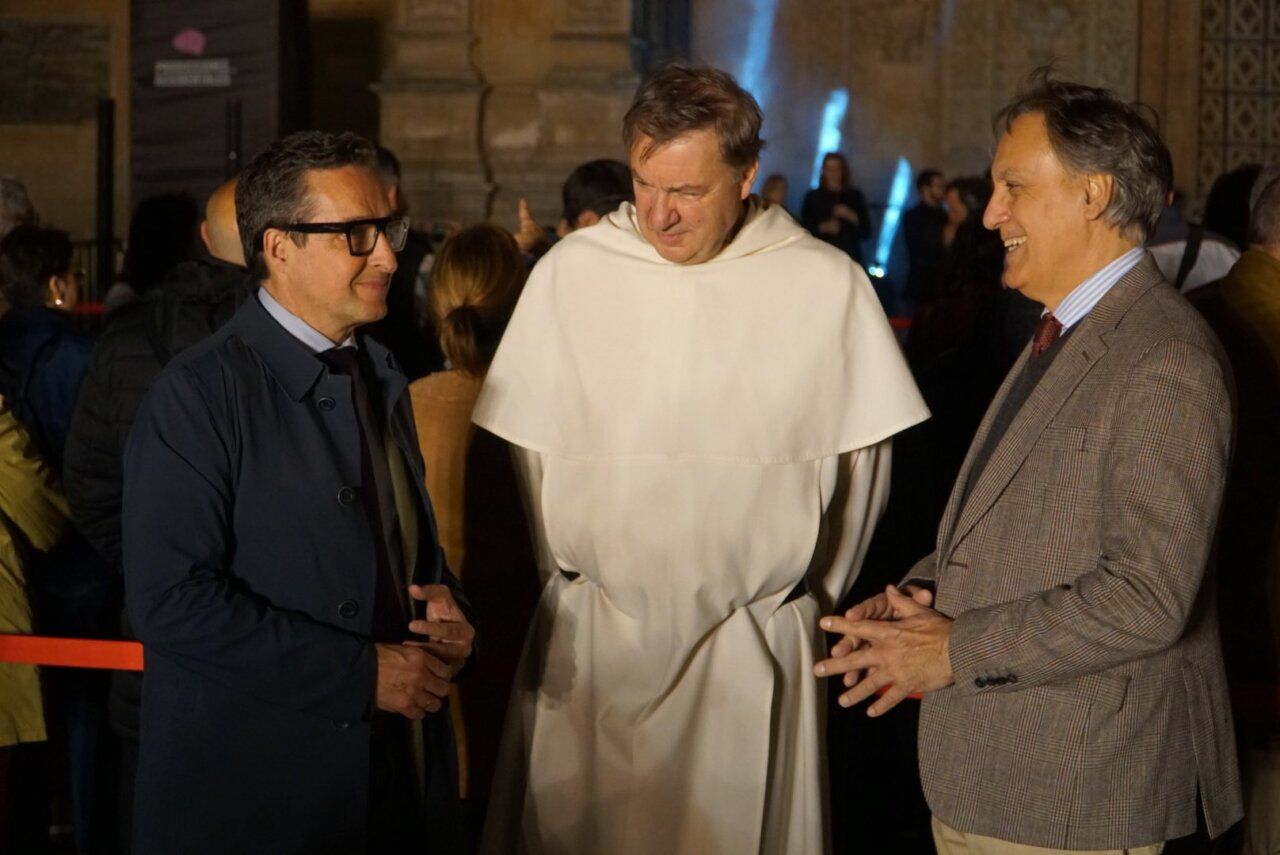 Inauguración del videomapping en Dominicos con asistentes en Salamanca