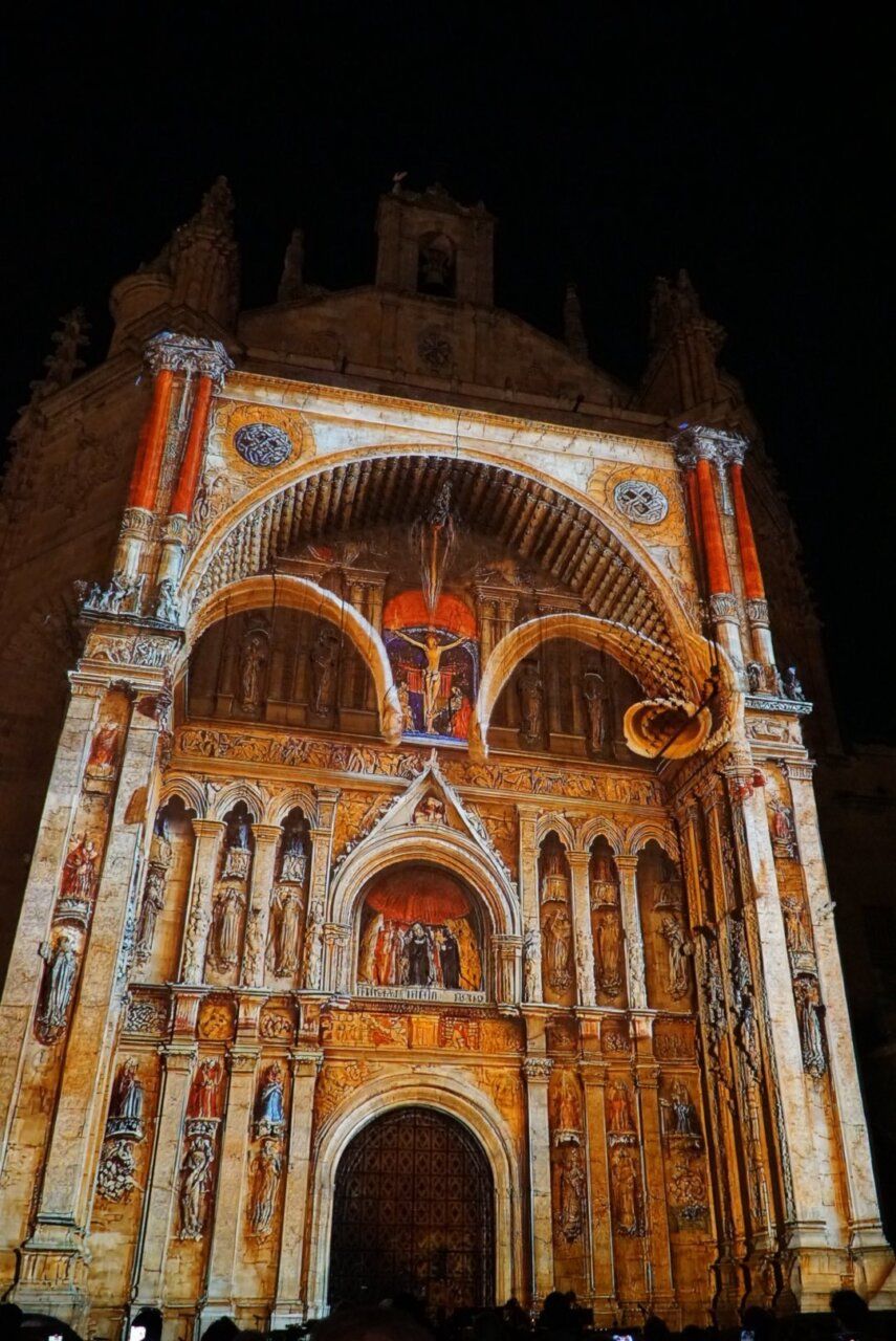 Videomapping proyectado en la fachada de Dominicos en Salamanca