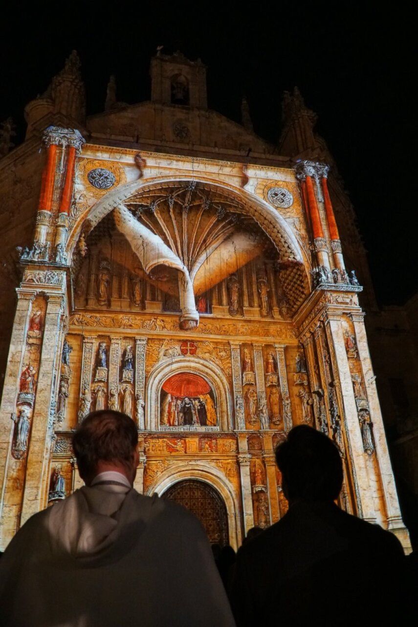 Proyección de videomapping en la fachada de Dominicos en Salamanca