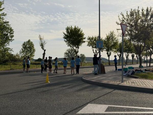 Participantes en el Día de la Educación Física en la Calle en Villamayor