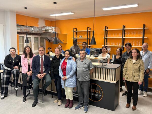 El alcalde de Salamanca con participantes del curso de hostelería en el CEFOL.