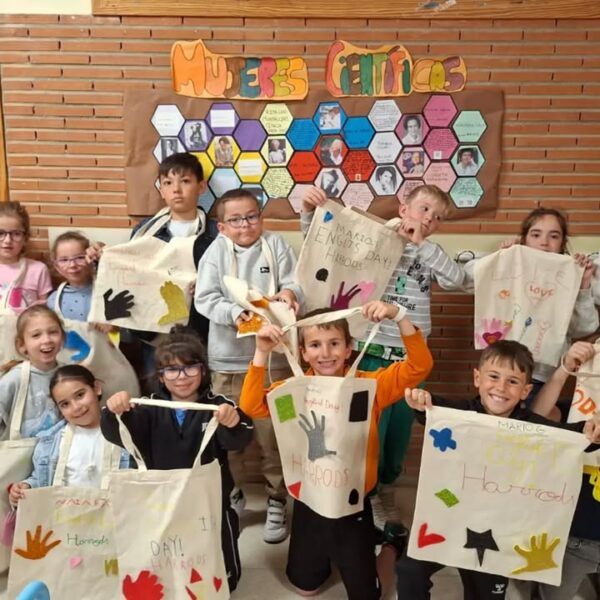 Grupo de estudiantes del CEIP Pablo Picasso mostrando sus bolsas de Harrods