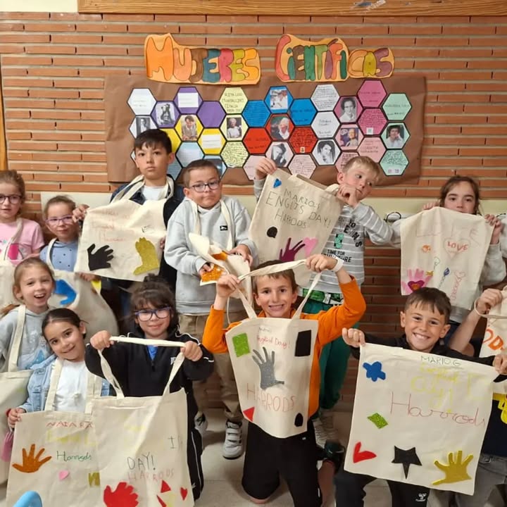 Grupo de estudiantes del CEIP Pablo Picasso mostrando sus bolsas de Harrods