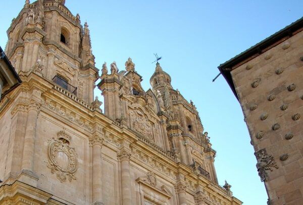 Vista de la iglesia de la Clerecía en Salamanca con su arquitectura barroca