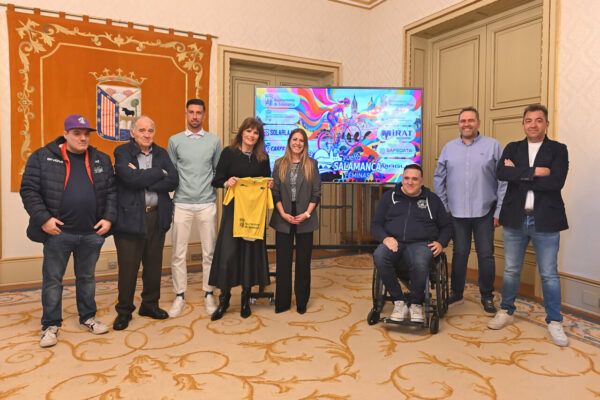 Presentación de la Vuelta Ciclista Salamanca Féminas con organizadores y patrocinadores.