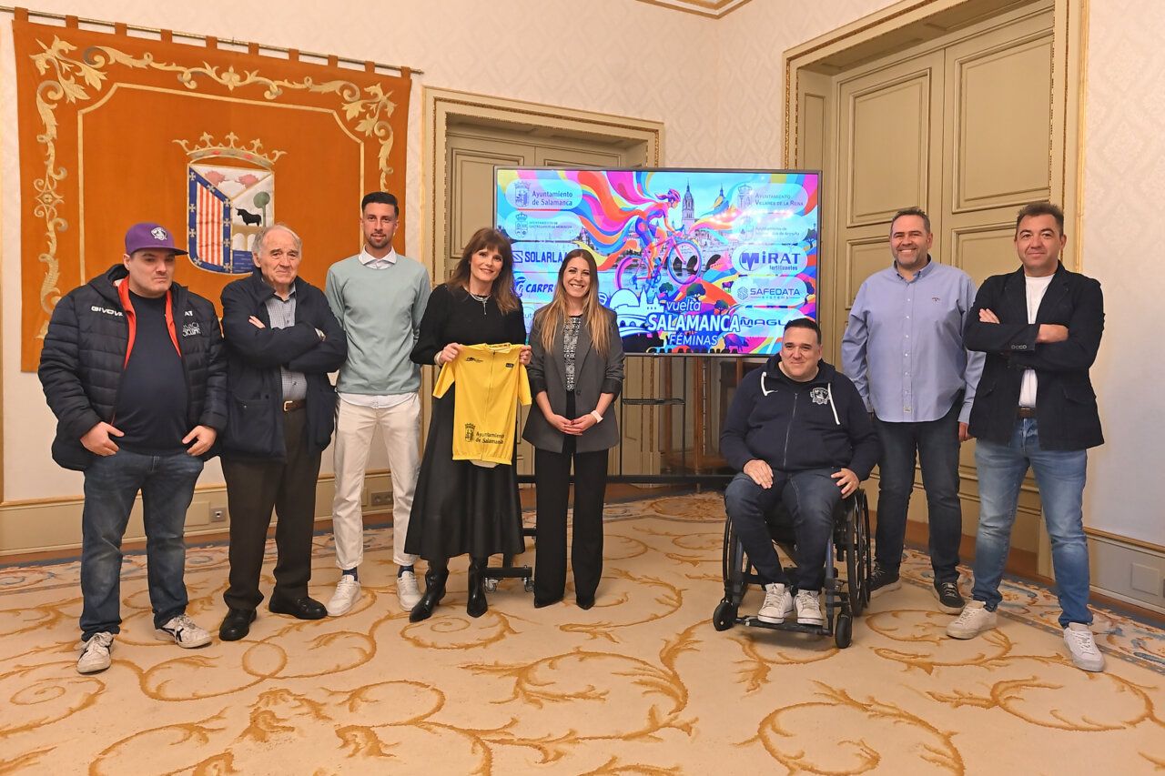 Presentación de la Vuelta Ciclista Salamanca Féminas con organizadores y patrocinadores.