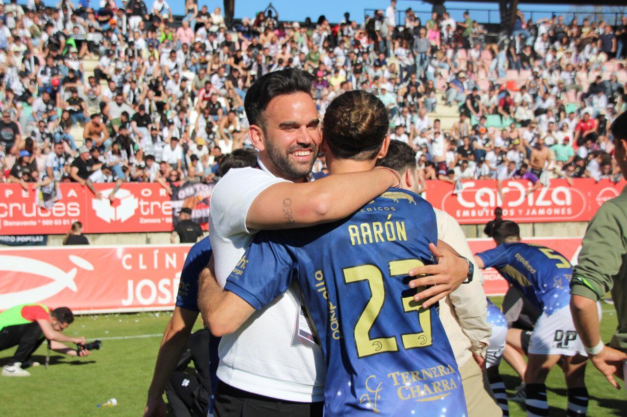 Jugadores del Unionistas CF celebrando en el estadio de Zamora