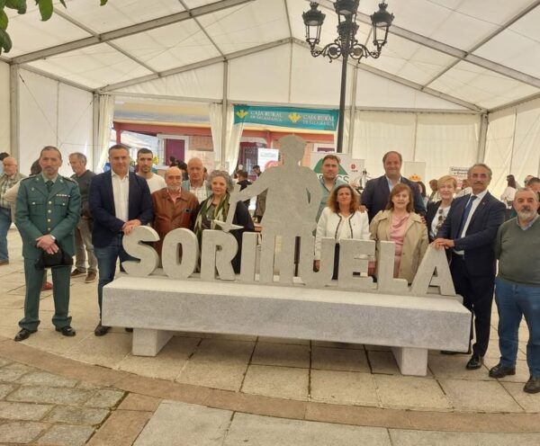 Grupo de personas en la Feria de Artesanía y Etnografía en Sorihuela