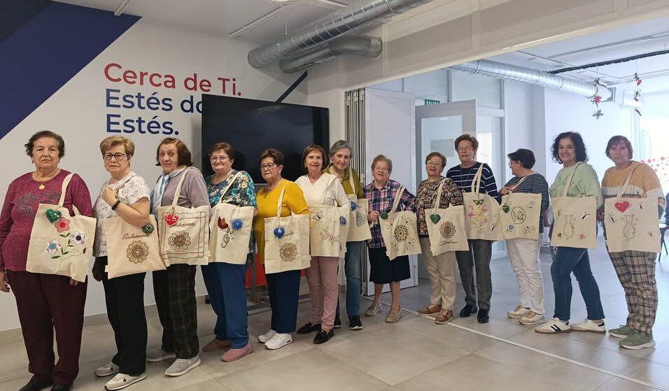 Tote bags bordadas a mano: un proyecto de mujeres en Peñaranda de Bracamonte