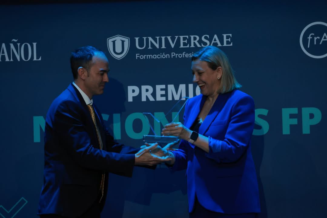 Isabel Blanco entrega el premio al mejor profesor en los Premios Nacionales de FP