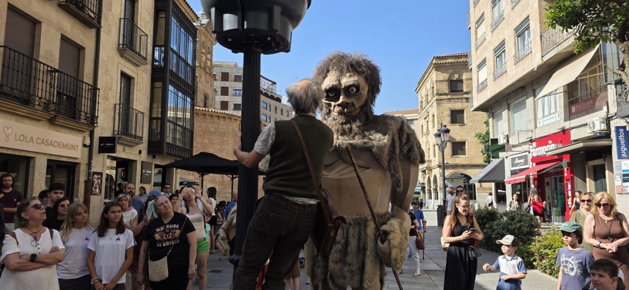 Gigante Pre-Neanderthal interactuando con el público en Salamanca