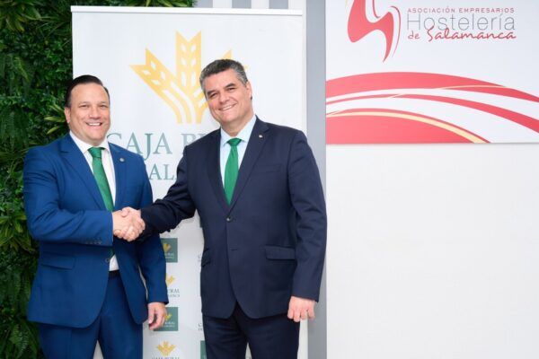 Representantes de Caja Rural y Asociación de Empresarios de Hostelería de Salamanca estrechando manos.