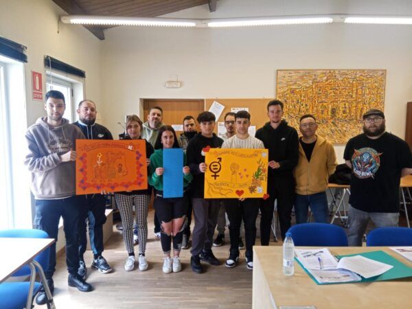 Grupo de participantes del programa Colors en Ciudad Rodrigo mostrando carteles