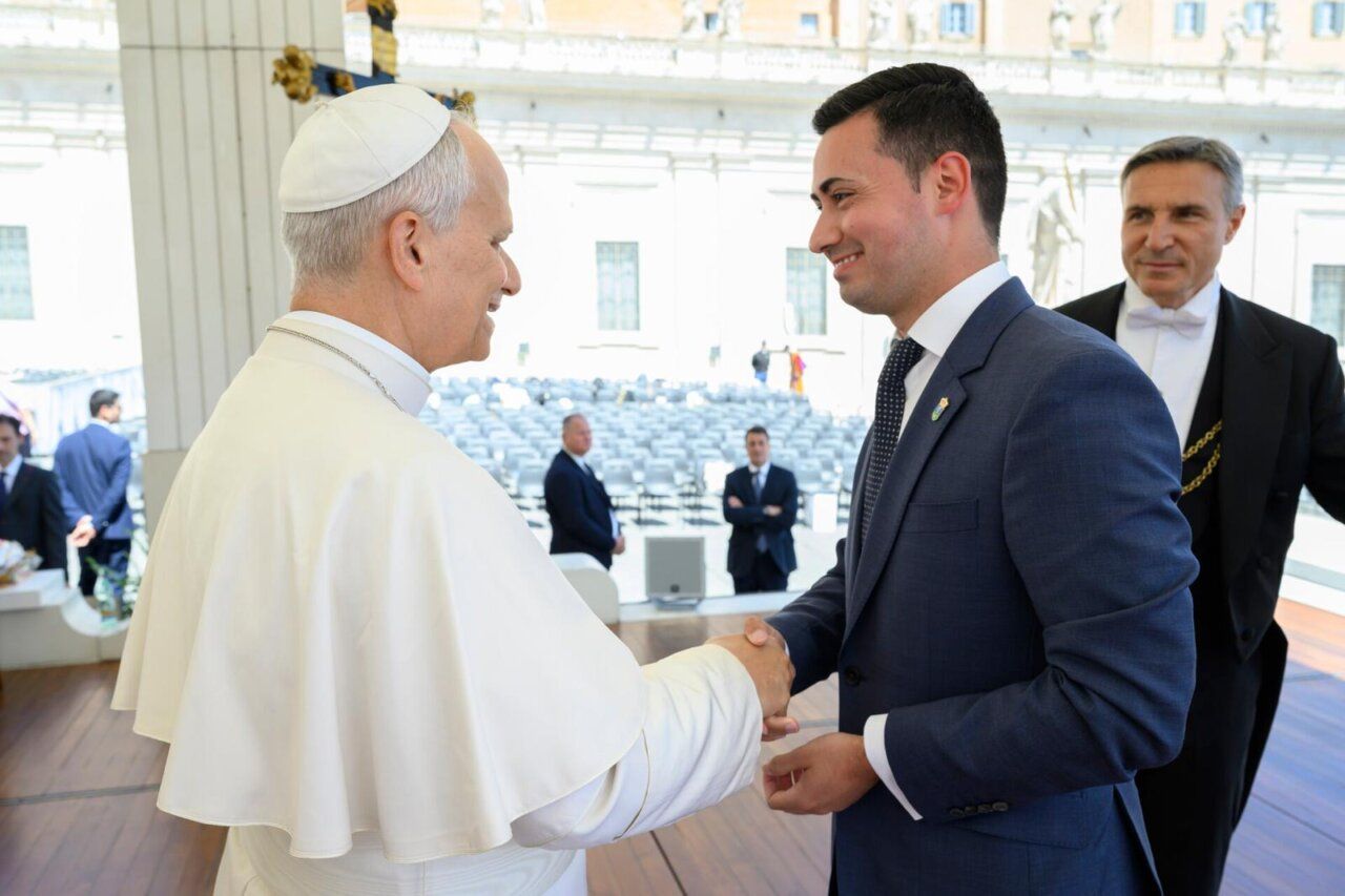 El alcalde de La Vellés saluda al Papa León XIV en el Vaticano