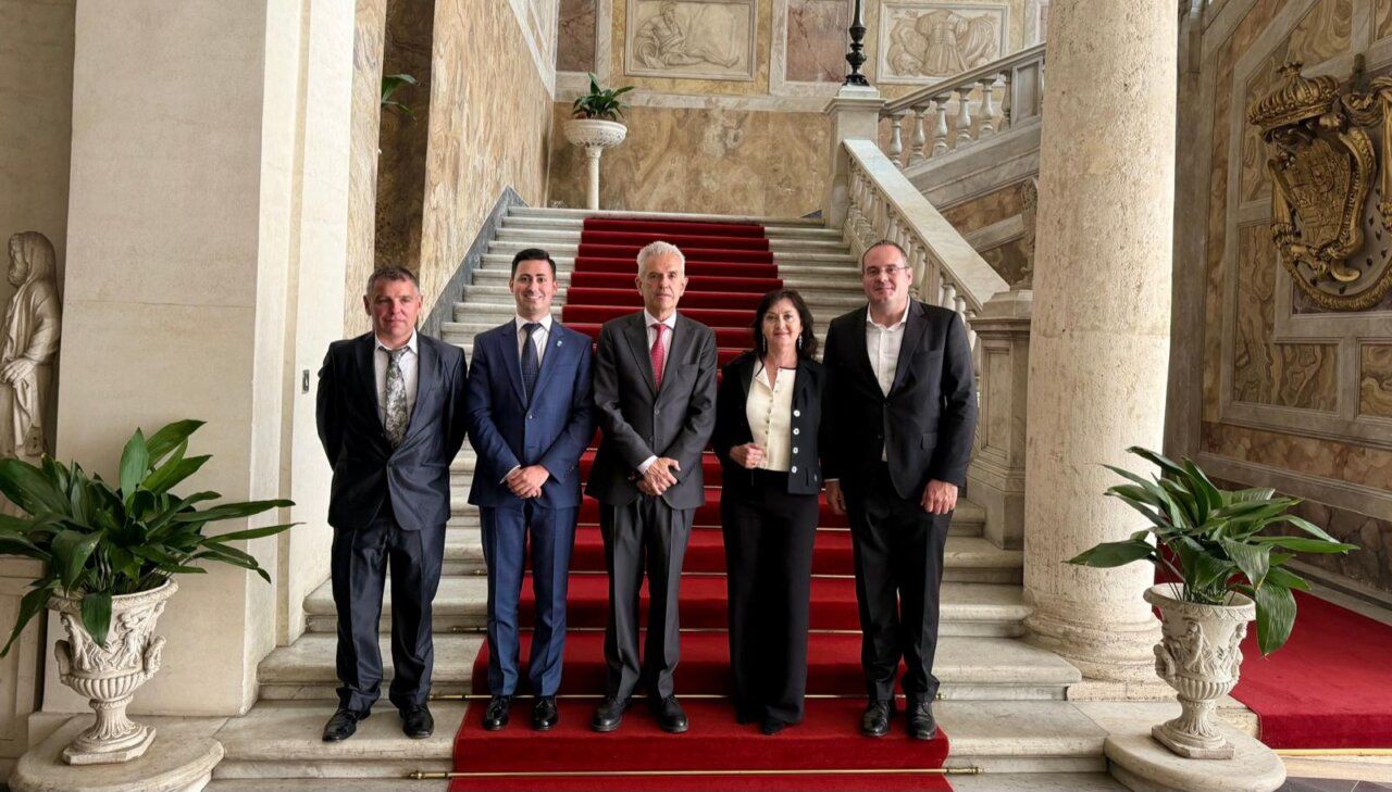 Delegación del Ayuntamiento de La Vellés en el Vaticano con el Papa León XIV