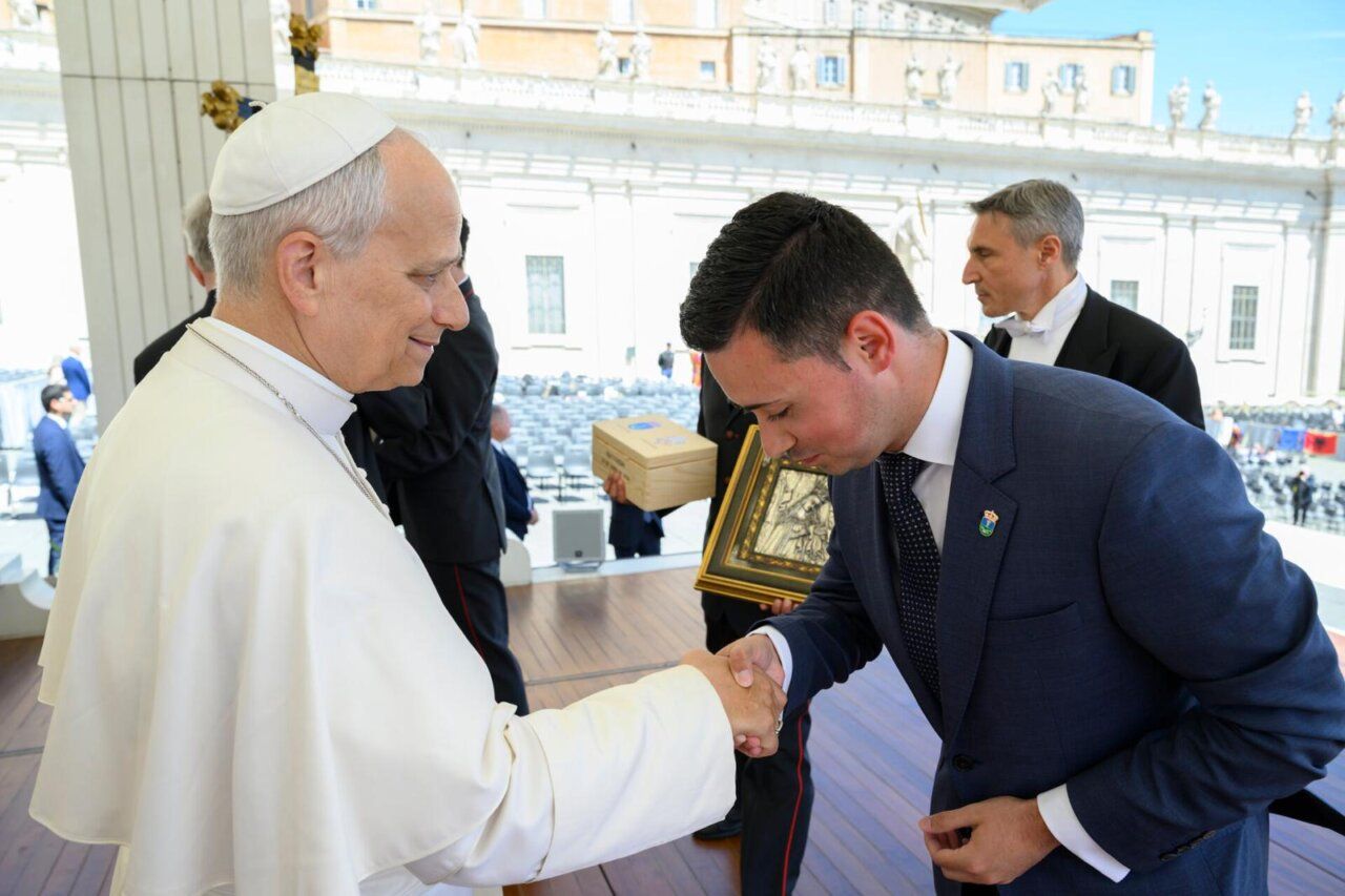 Encuentro entre el alcalde de La Vellés y el Papa León XIV en el Vaticano