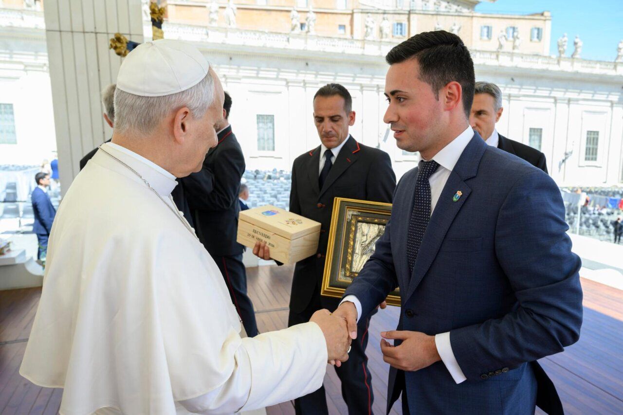 El alcalde de La Vellés estrechando la mano del Papa León XIV en el Vaticano.