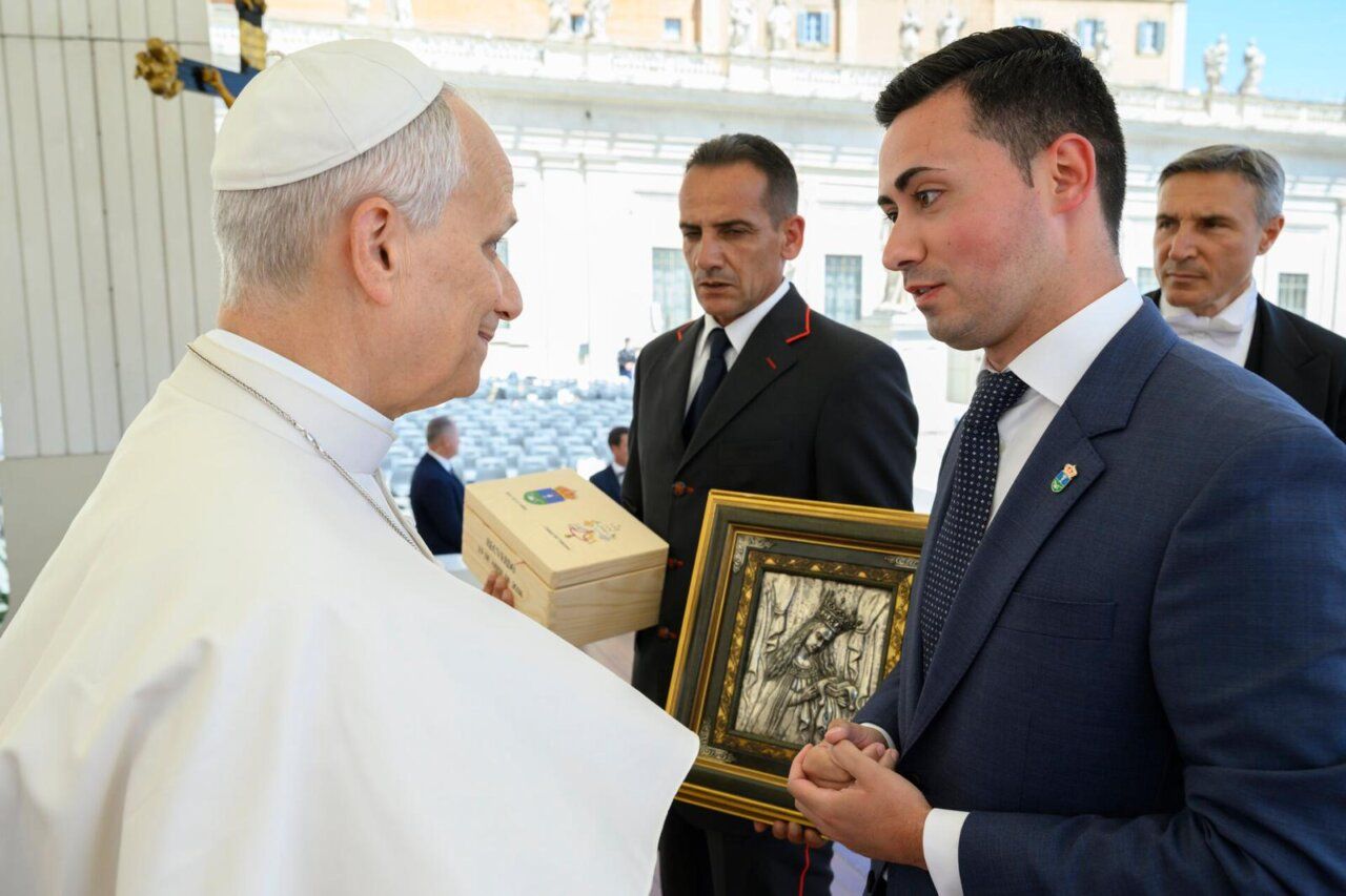 El alcalde de La Vellés entrega obsequios al Papa León XIV en el Vaticano