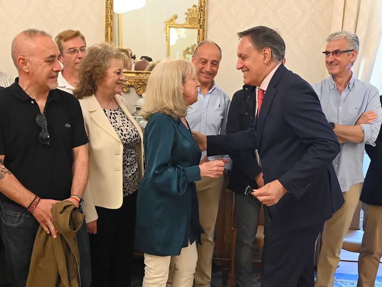 Funcionarios jubilados recibiendo homenaje en el Ayuntamiento de Salamanca