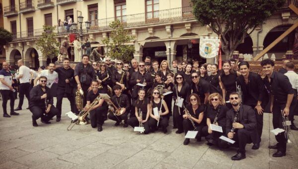 Banda de Música de Villamayor en una plaza durante un evento