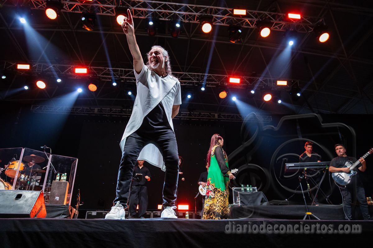 El dúo Camela actuando en el Enjoy Multiusos con un público entusiasta.