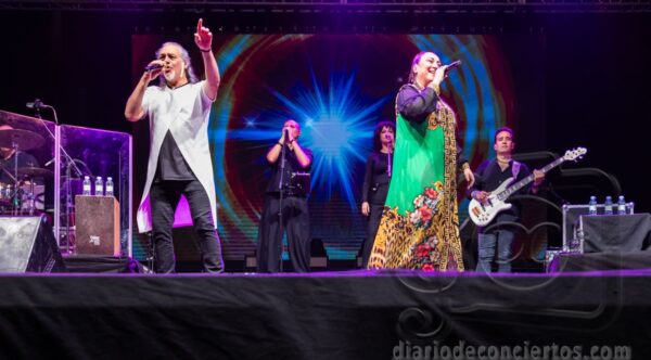 Camela actuando en un concierto lleno de energía y música