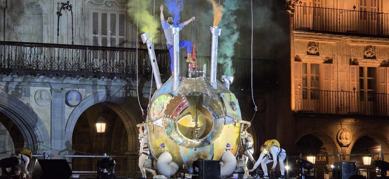 Espectáculo aéreo en la Plaza Mayor de Salamanca durante el FÀCYL 2026