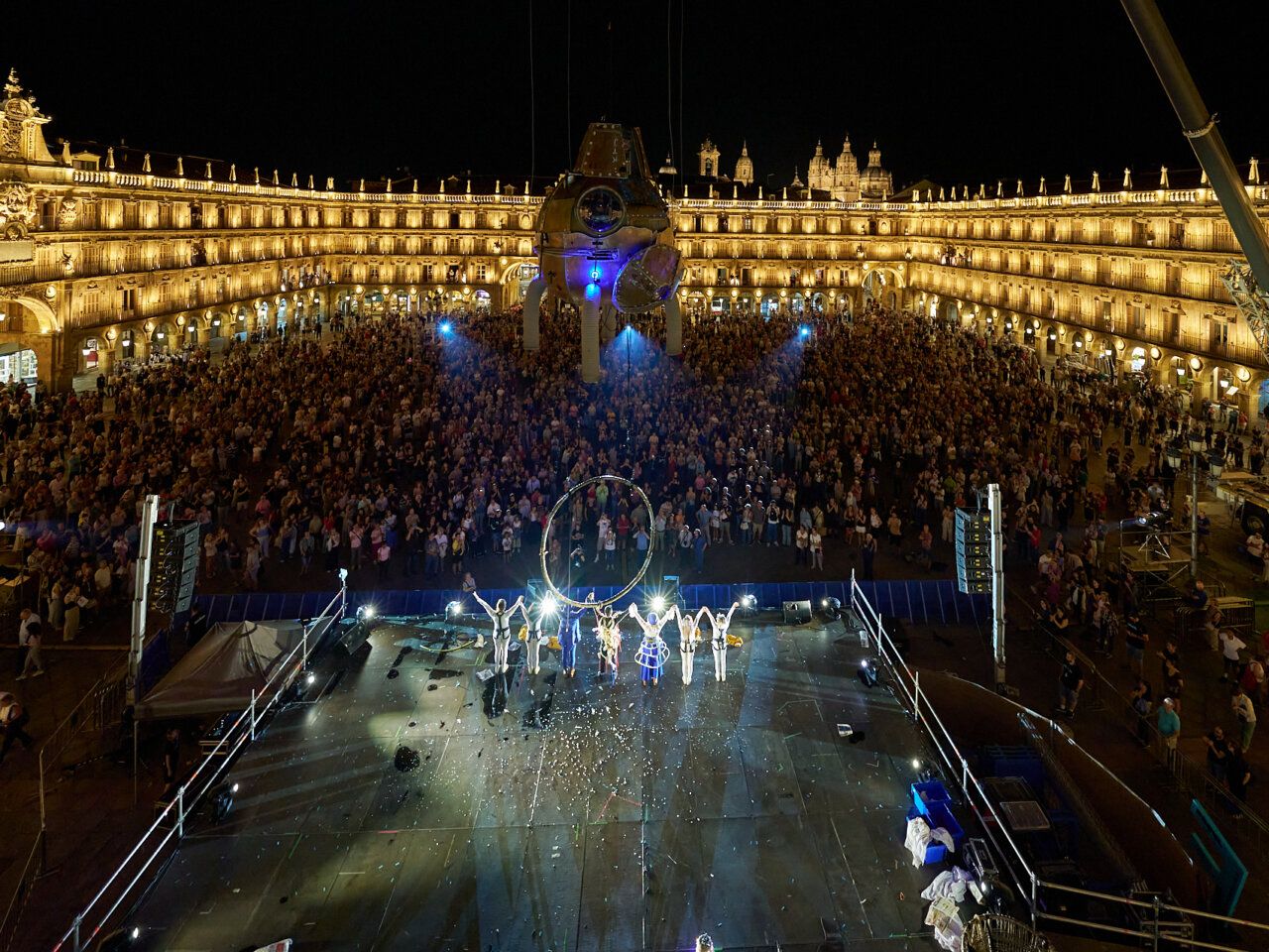 Espectáculo aéreo en la Plaza Mayor de Salamanca durante el FÀCYL Festival.